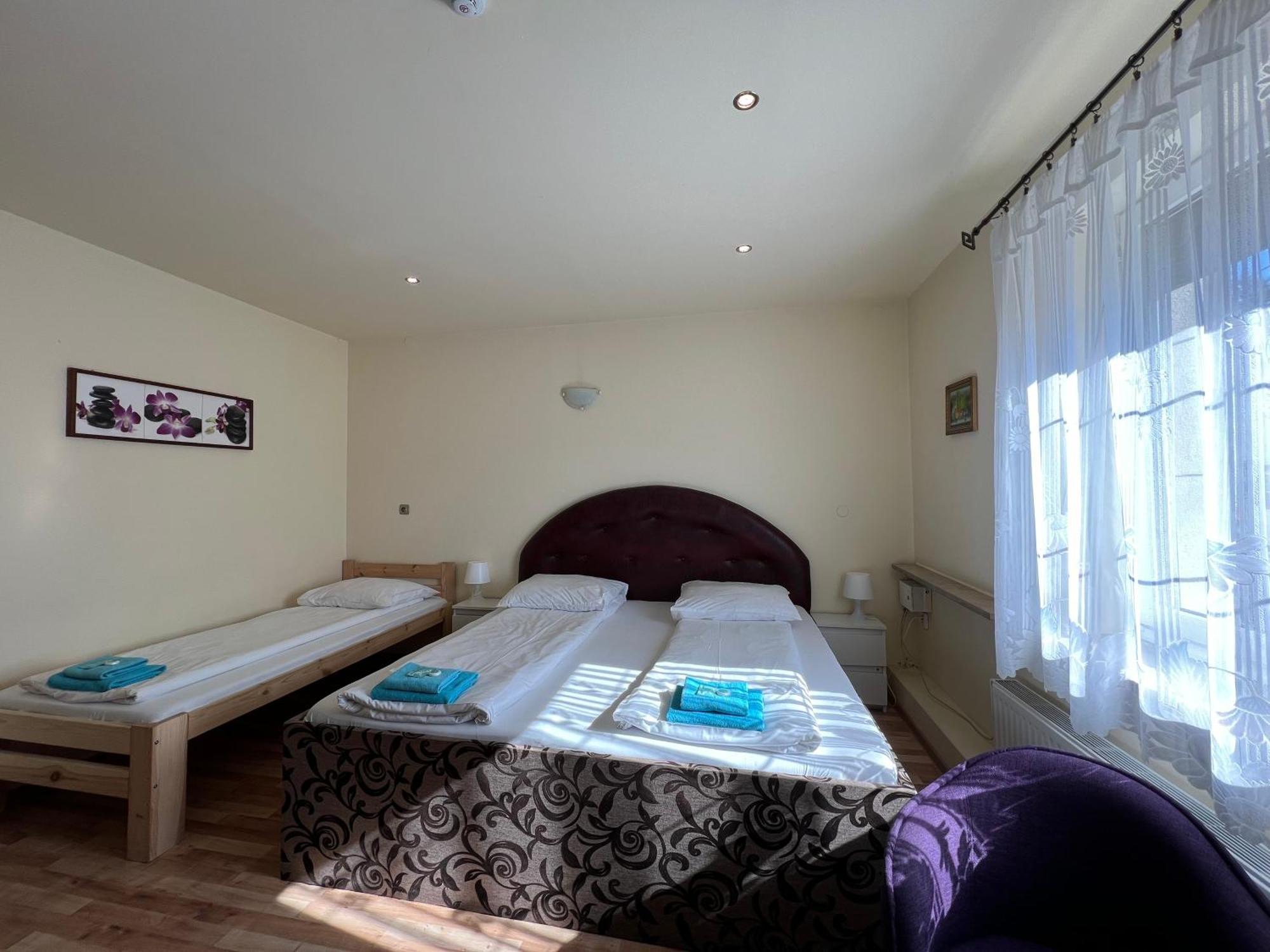 Etna - Hostel -Noclegi Rzeszow 24 Pokoje Luaran gambar