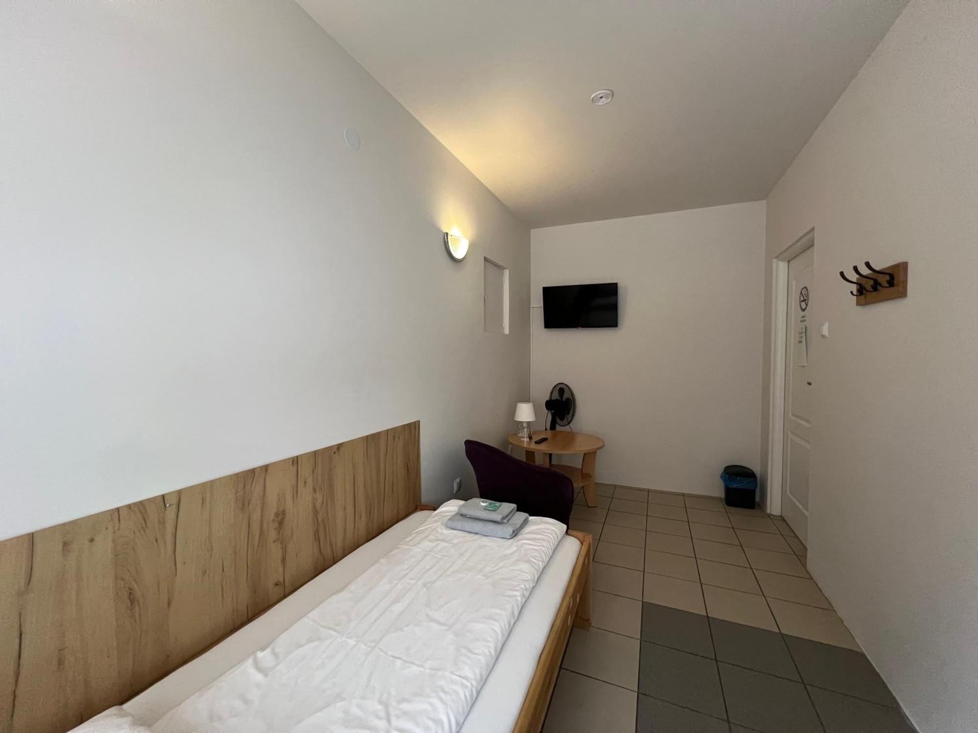 Etna - Hostel -Noclegi Rzeszow 24 Pokoje Luaran gambar